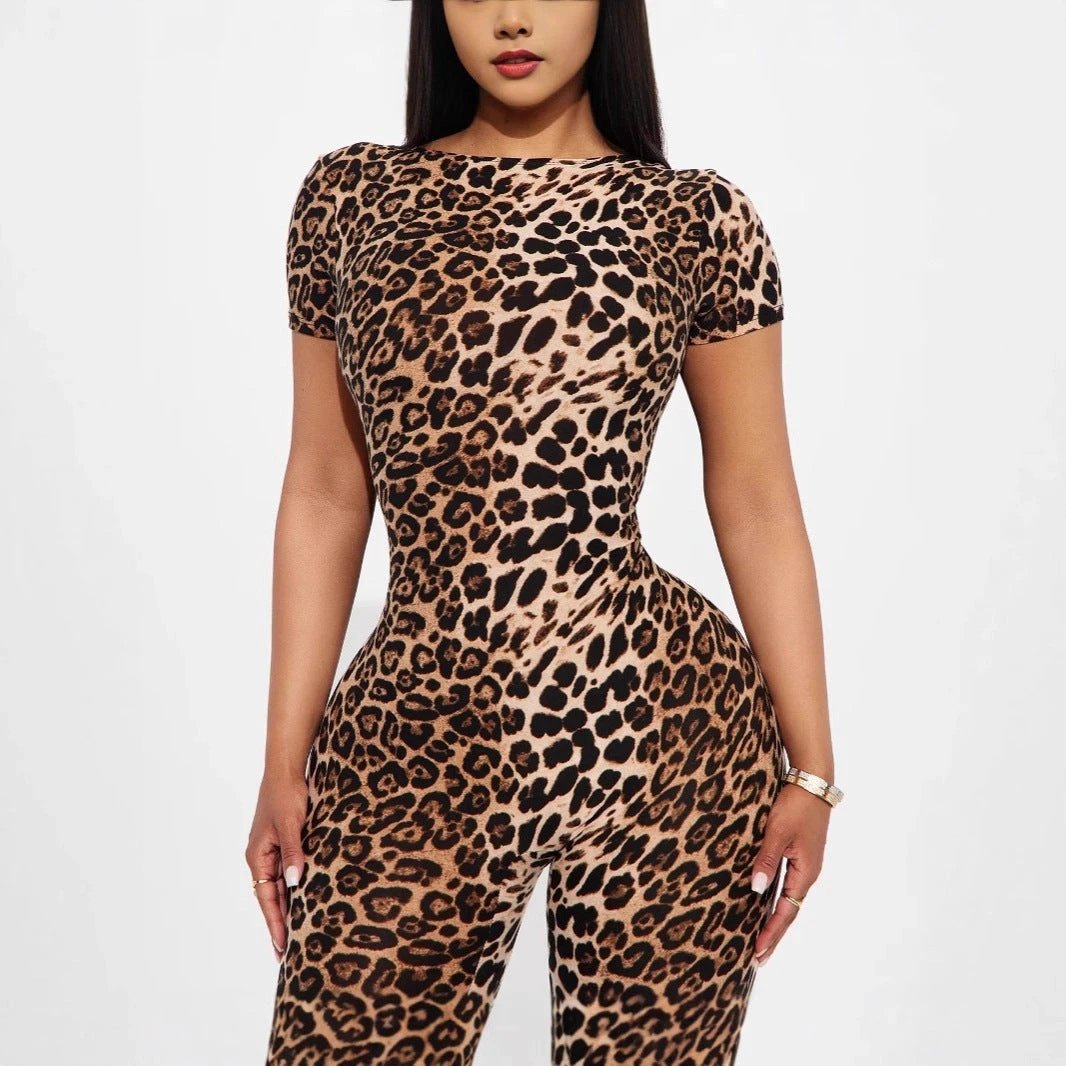 Mono elástico de manga corta con estampado de leopardo y espalda descubierta