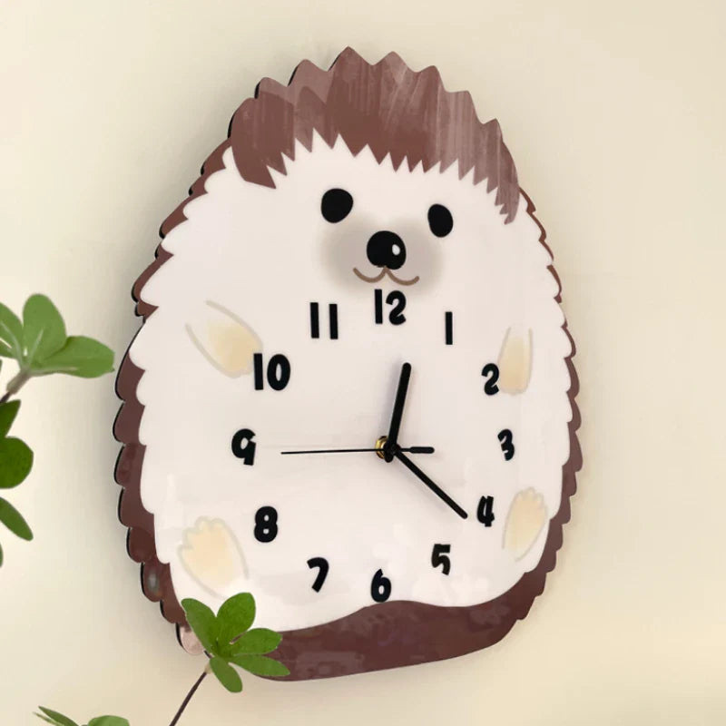 Lindo reloj de pared con erizo