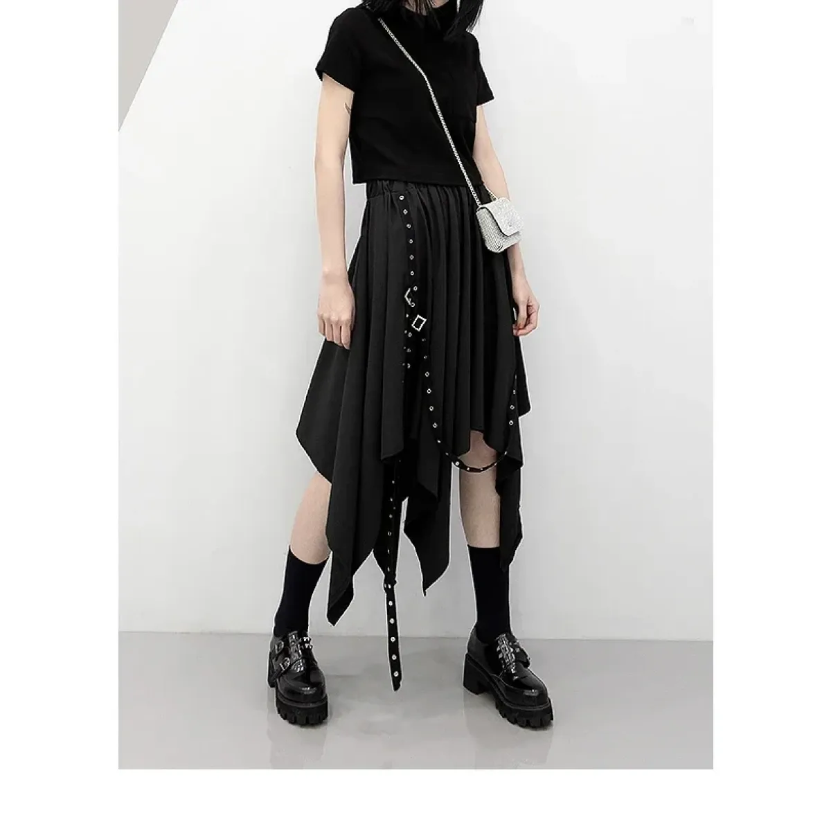 Falda Gótica Punk con Dobladillo Irregular Negro – Correas con Hebilla y Detalles Tachonados