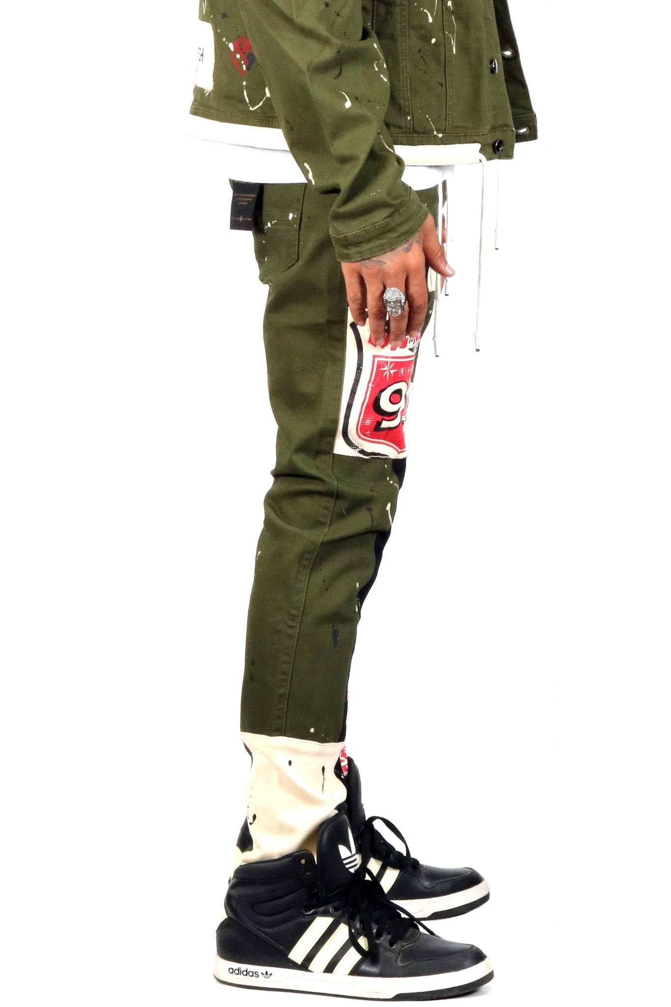 Pantalones ajustados de sarga lavada con chive