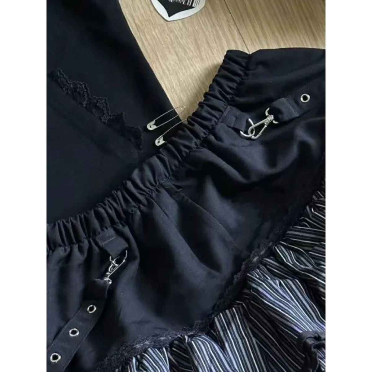 Minifalda negra punk con volantes