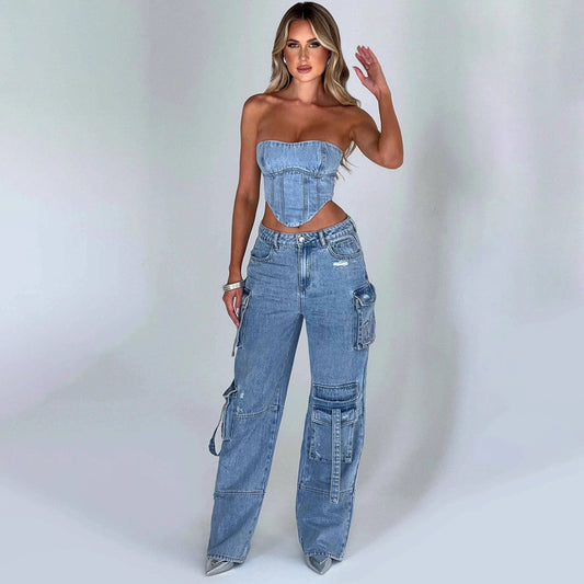 Pantalones vaqueros con top de tubo y costuras en los bolsillos
