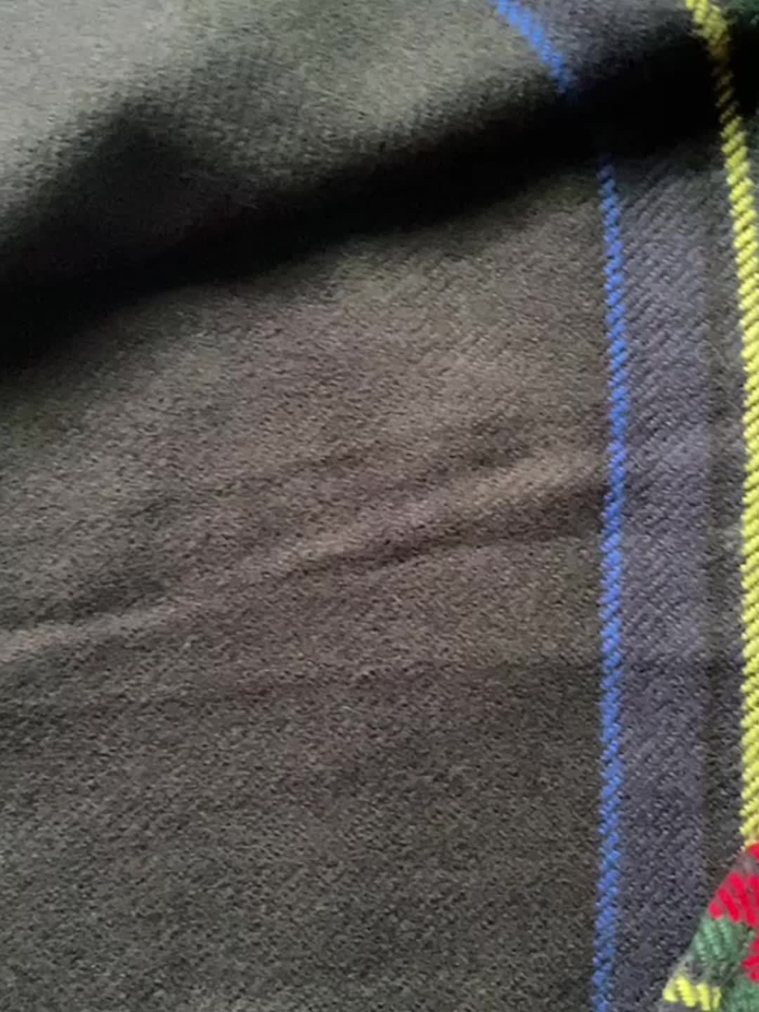 Cárdigan escocés extragrande con capucha - Chal de rayas de moda con borlas de lujo - Acogedor, resistente al viento y al frío para exteriores en otoño e invierno - Una manta de felpa tipo chal.