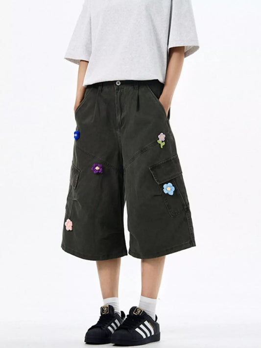 Shorts cargo anchos con apliques florales para hombre