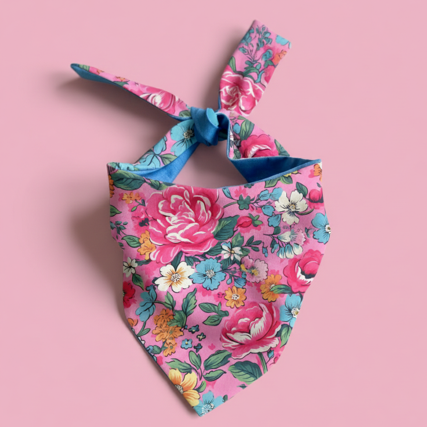 Pañoleta para perro con flores primaverales