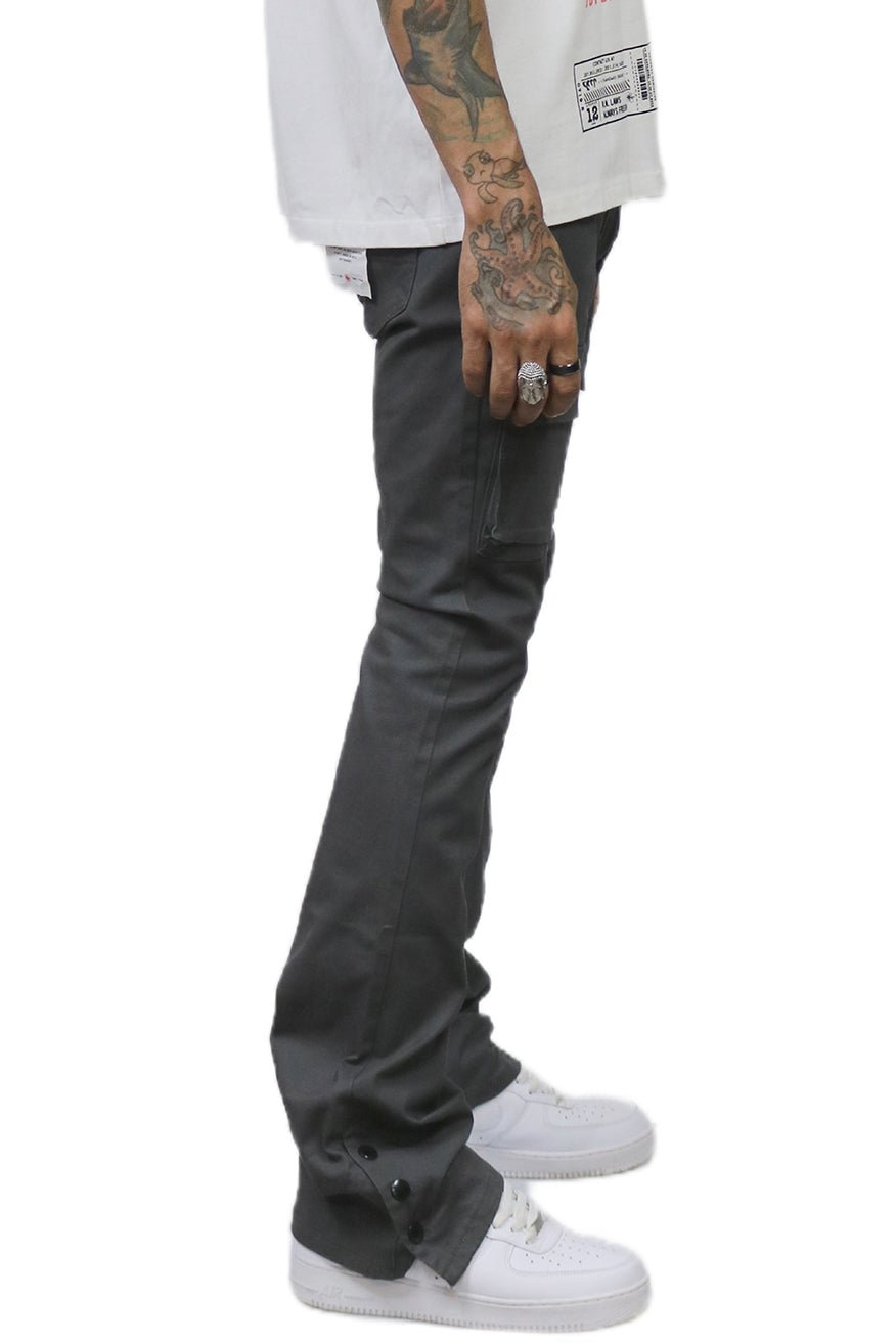 Pantalón cargo de sarga apilada acampanada premium para hombre de Gri con bolsillos multifuncionales