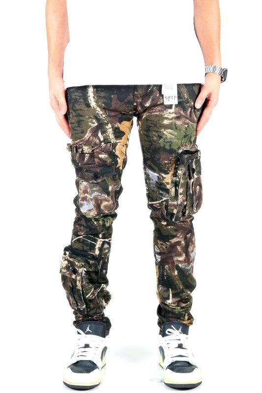 Pantalones cargo con estampado de camuflaje forestal de sarga premium para hombre de LOGAN.