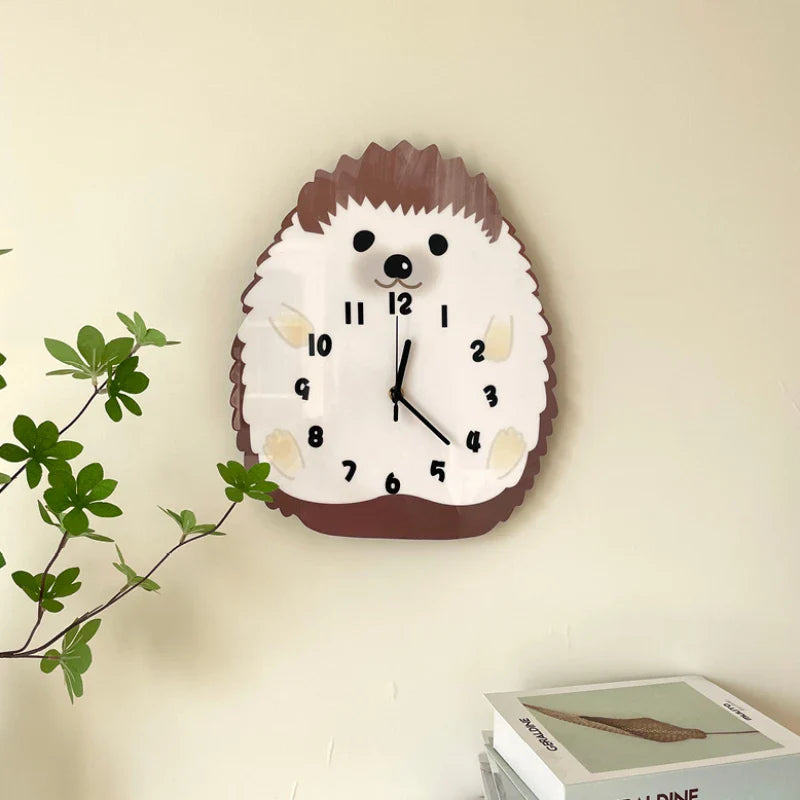 Lindo reloj de pared con erizo