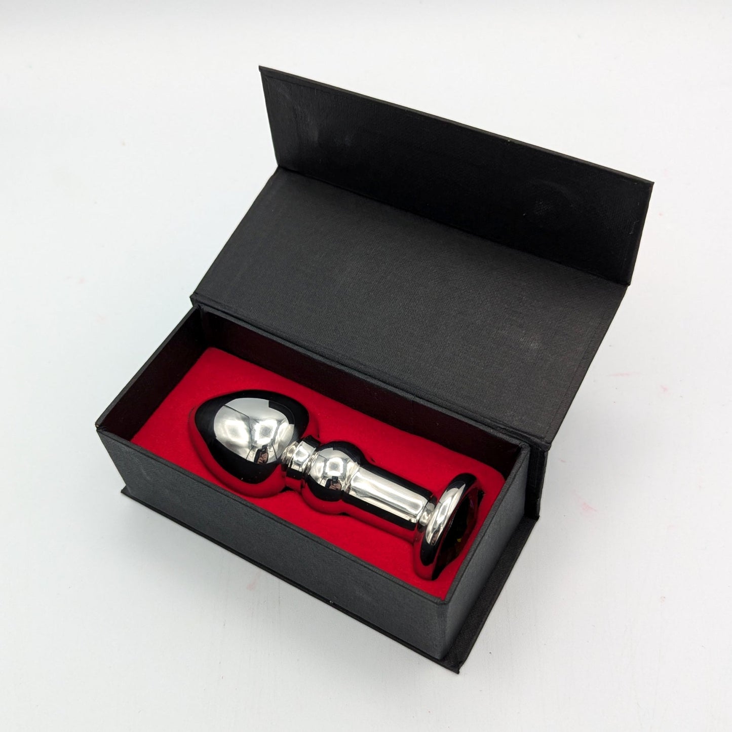 Tapón anal con joyas de acero inoxidable y cuerpo redondeado.