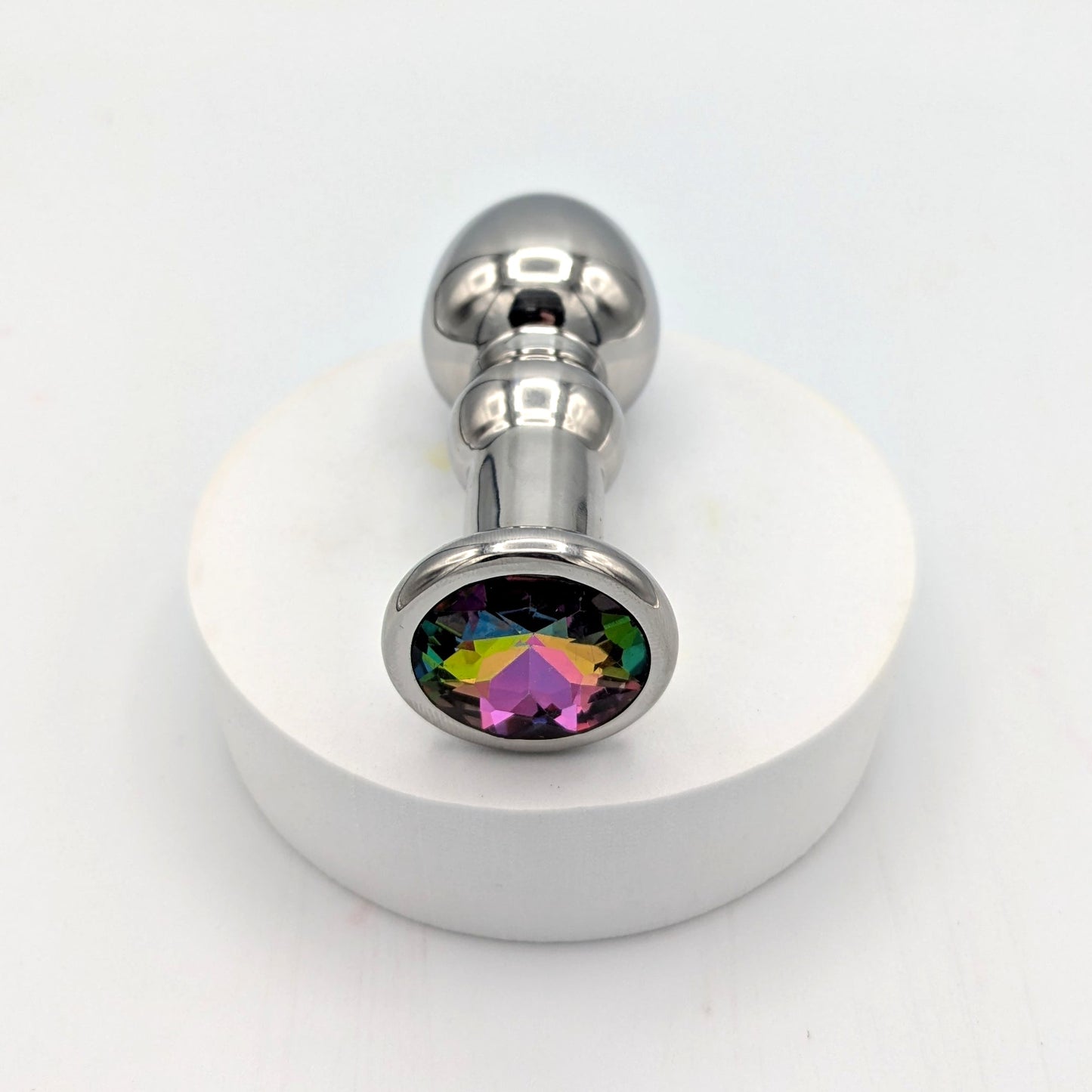 Tapón anal con joyas de acero inoxidable y cuerpo redondeado.