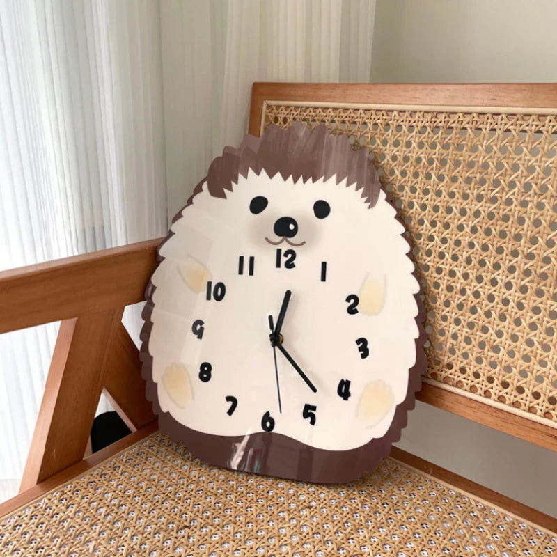 Lindo reloj de pared con erizo