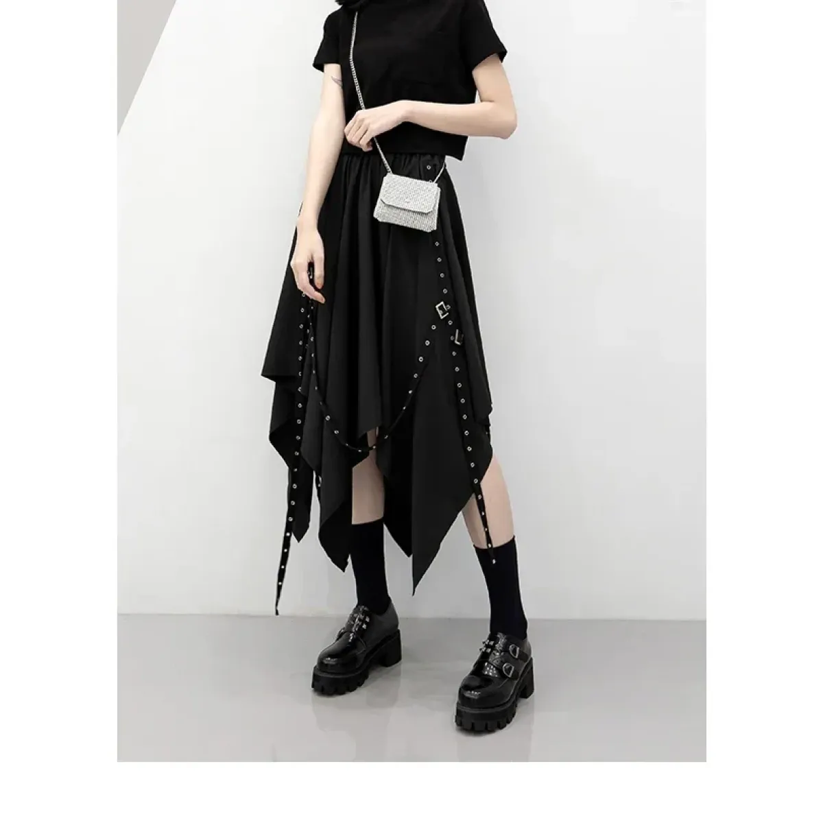 Falda Gótica Punk con Dobladillo Irregular Negro – Correas con Hebilla y Detalles Tachonados