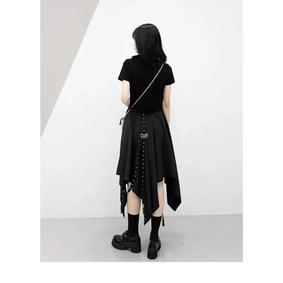 Falda Gótica Punk con Dobladillo Irregular Negro – Correas con Hebilla y Detalles Tachonados