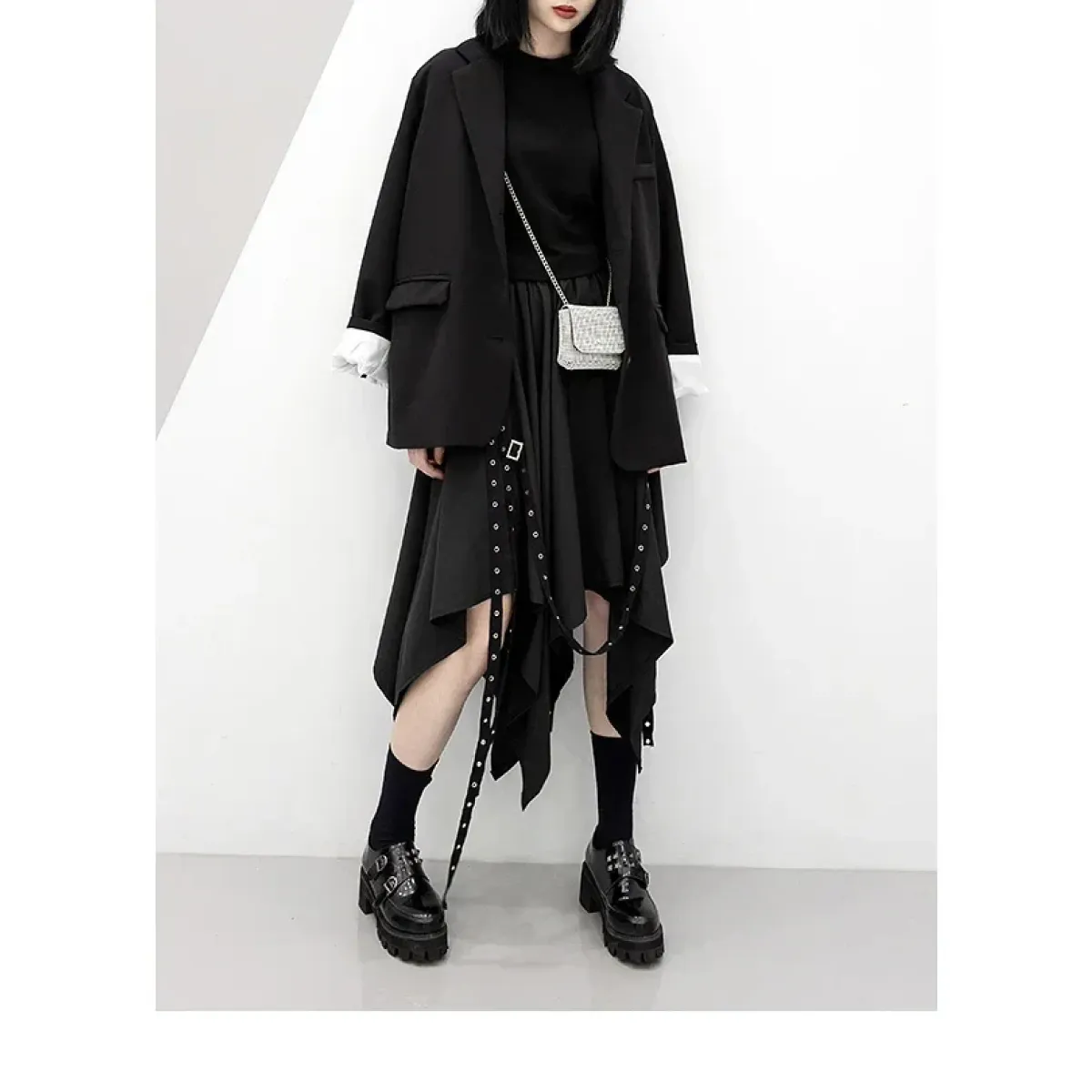 Falda Gótica Punk con Dobladillo Irregular Negro – Correas con Hebilla y Detalles Tachonados