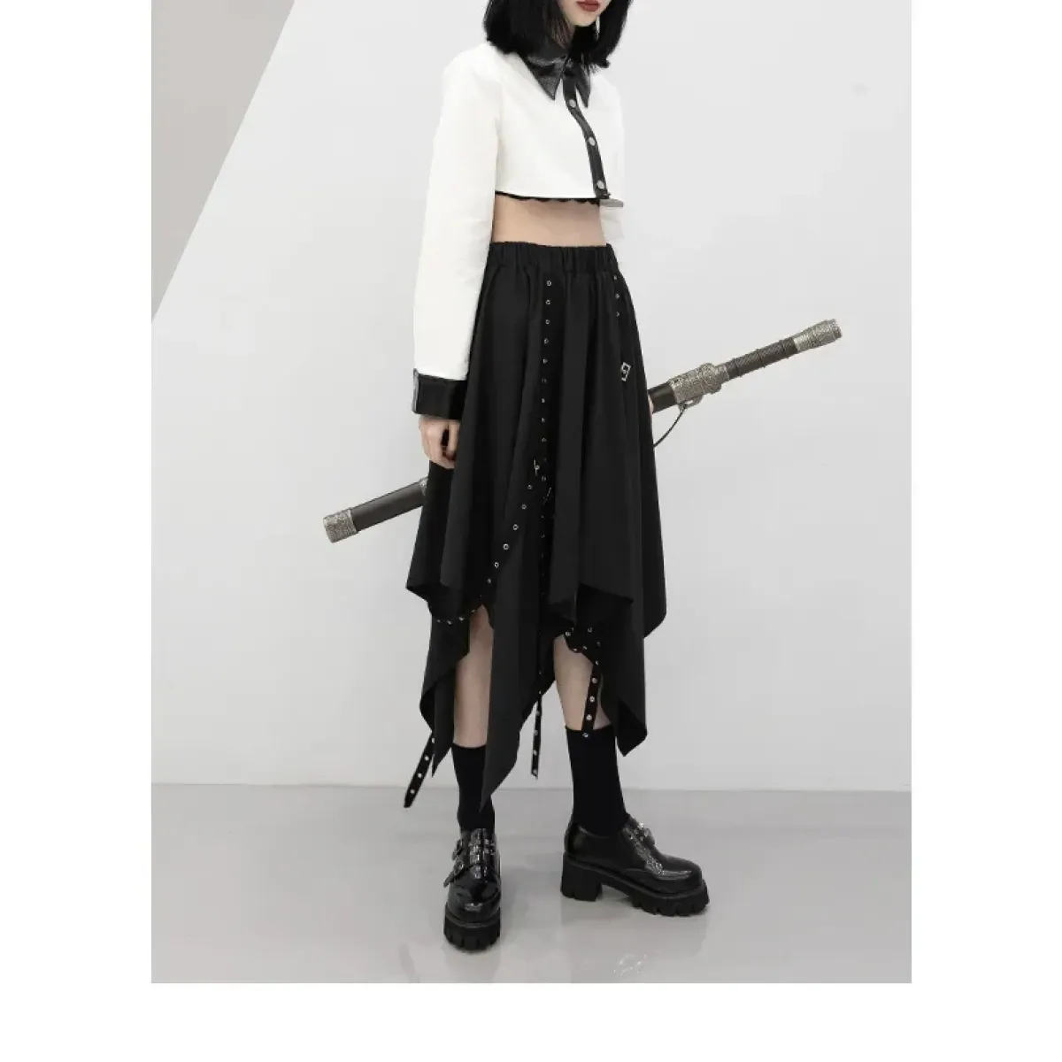 Falda Gótica Punk con Dobladillo Irregular Negro – Correas con Hebilla y Detalles Tachonados
