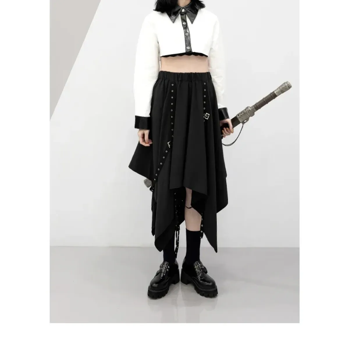 Falda Gótica Punk con Dobladillo Irregular Negro – Correas con Hebilla y Detalles Tachonados