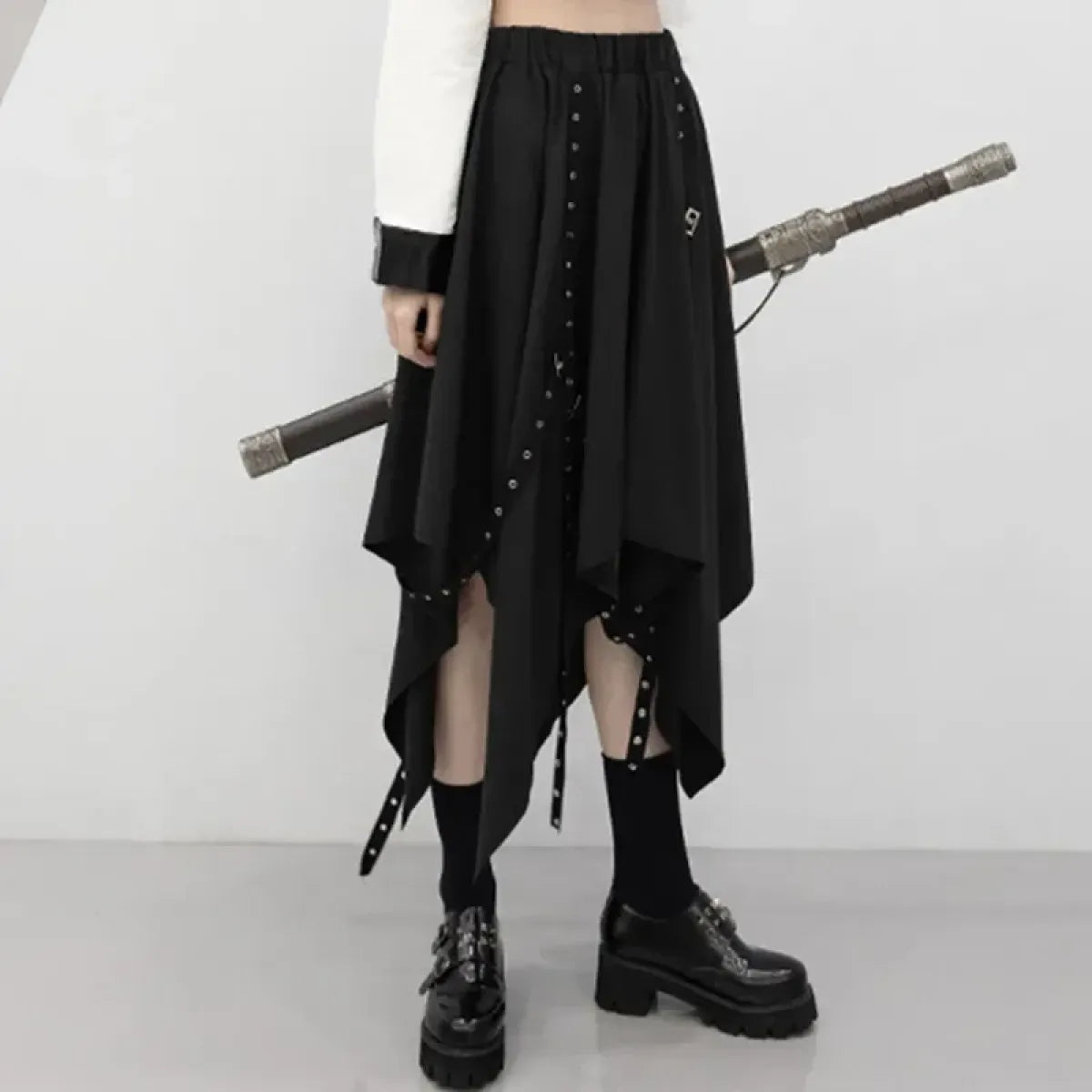 Falda Gótica Punk con Dobladillo Irregular Negro – Correas con Hebilla y Detalles Tachonados