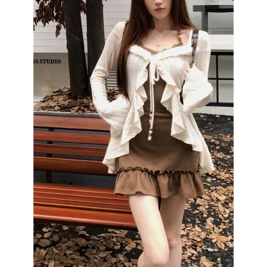 Vestido Retro Ajustado con Tirantes y Cárdigan de Punto con Volantes