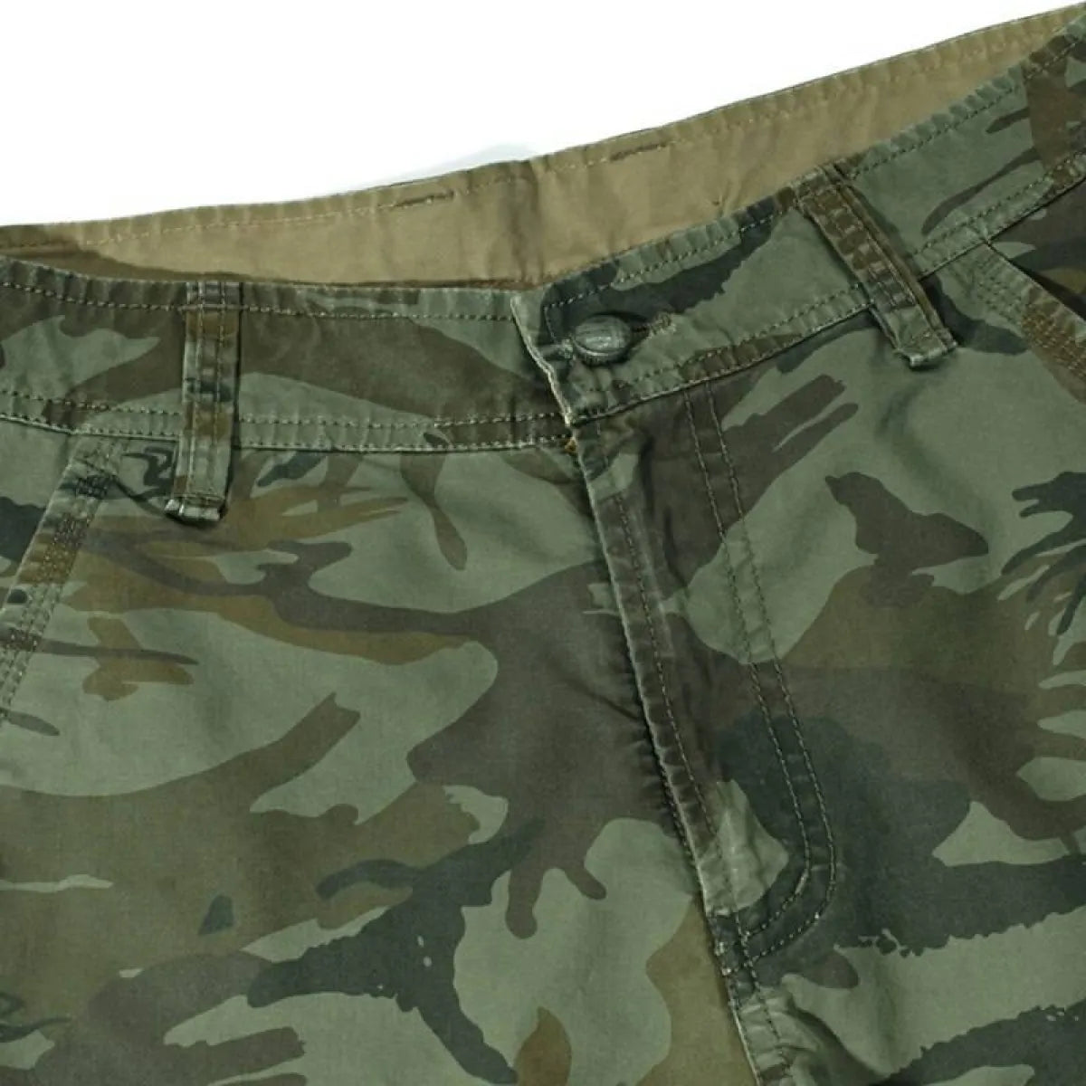 Pantalones cortos cargo de mezclilla con camuflaje militar