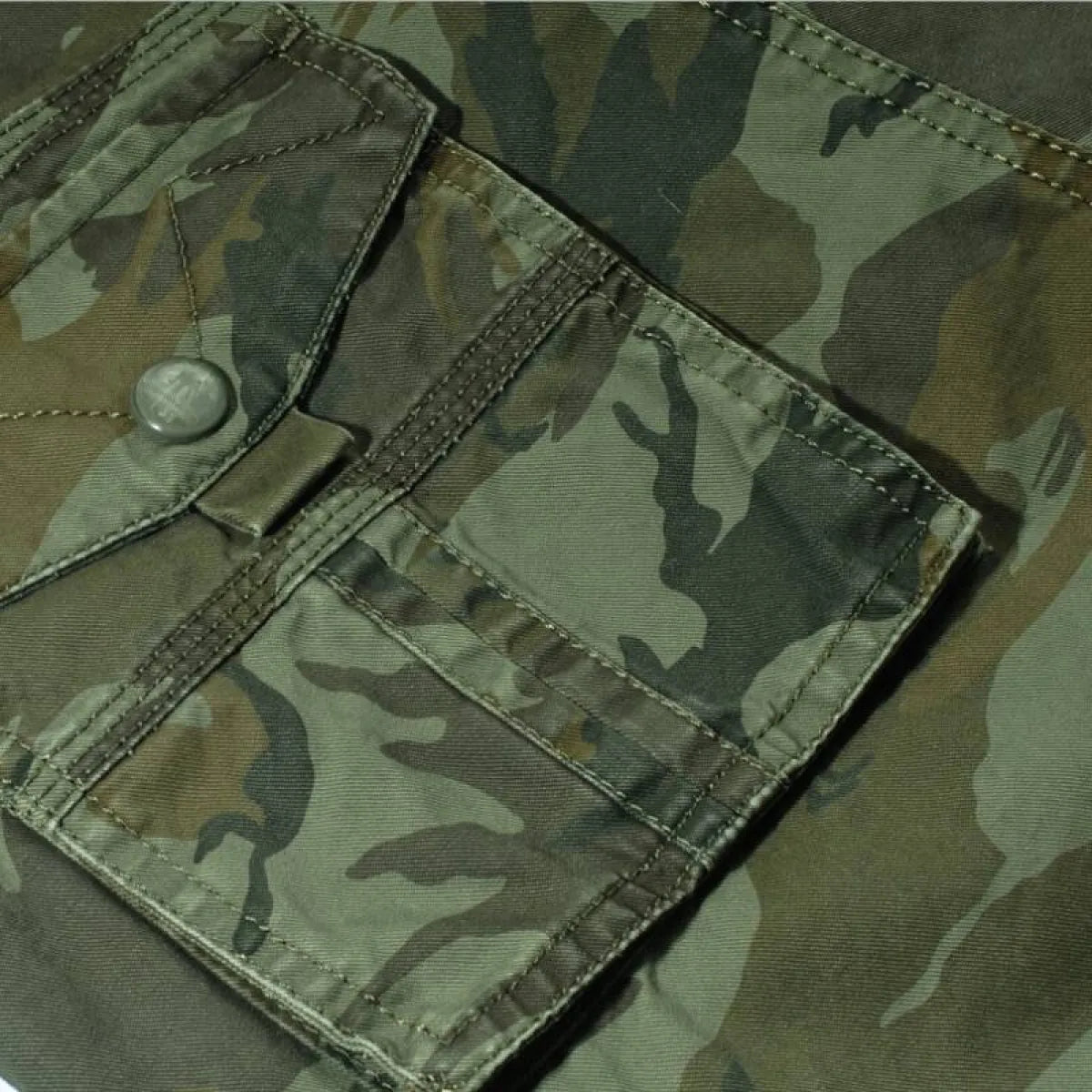 Pantalones cortos cargo de mezclilla con camuflaje militar