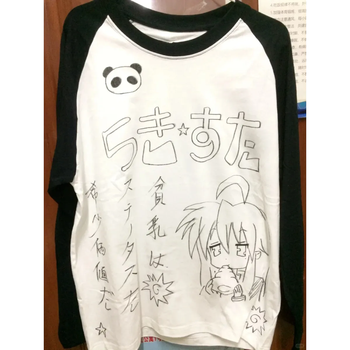 Camiseta Harajuku Anime con Mangas en Contraste