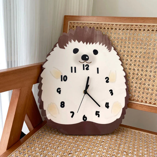 Lindo reloj de pared con erizo