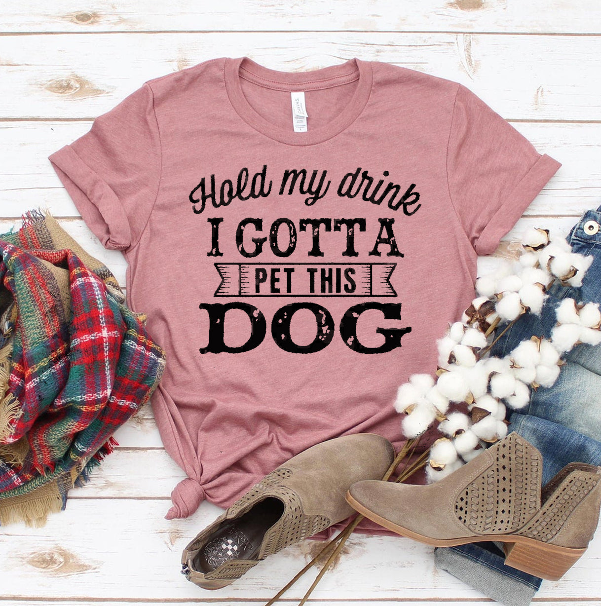 Camiseta "Sostén mi bebida, tengo que acariciar a este perro"