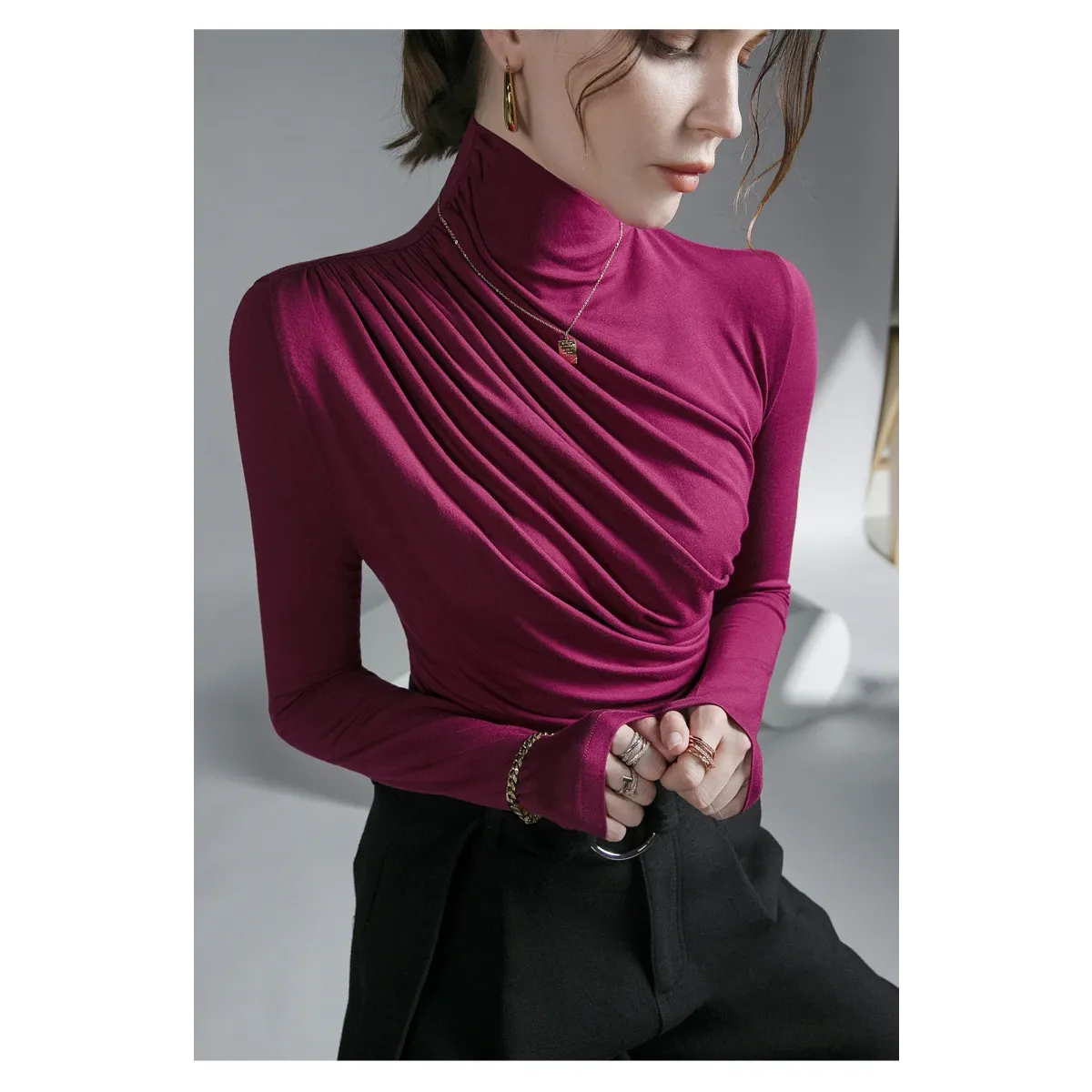 Top gótico plisado de cuello alto