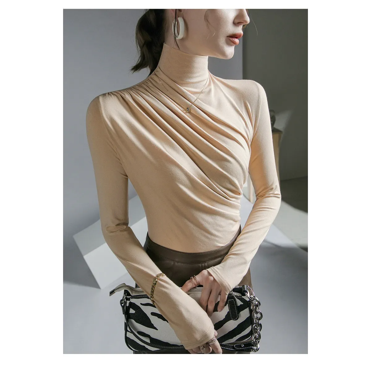Top gótico plisado de cuello alto