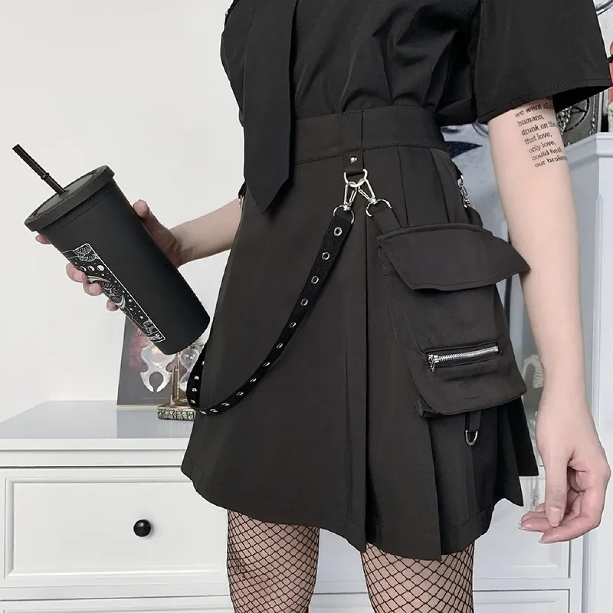 Minifalda Gótica Punk de Cintura Alta – Cadenas y Bolsillos Utilitarios