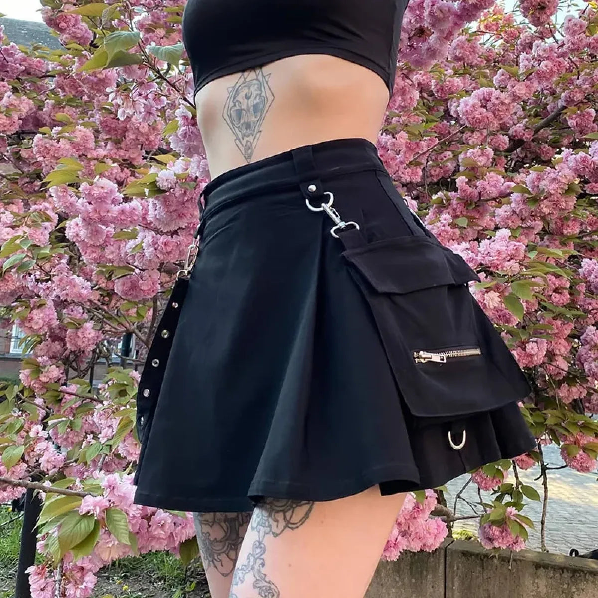 Minifalda Gótica Punk de Cintura Alta – Cadenas y Bolsillos Utilitarios