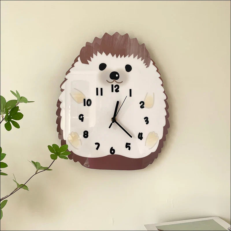 Lindo reloj de pared con erizo