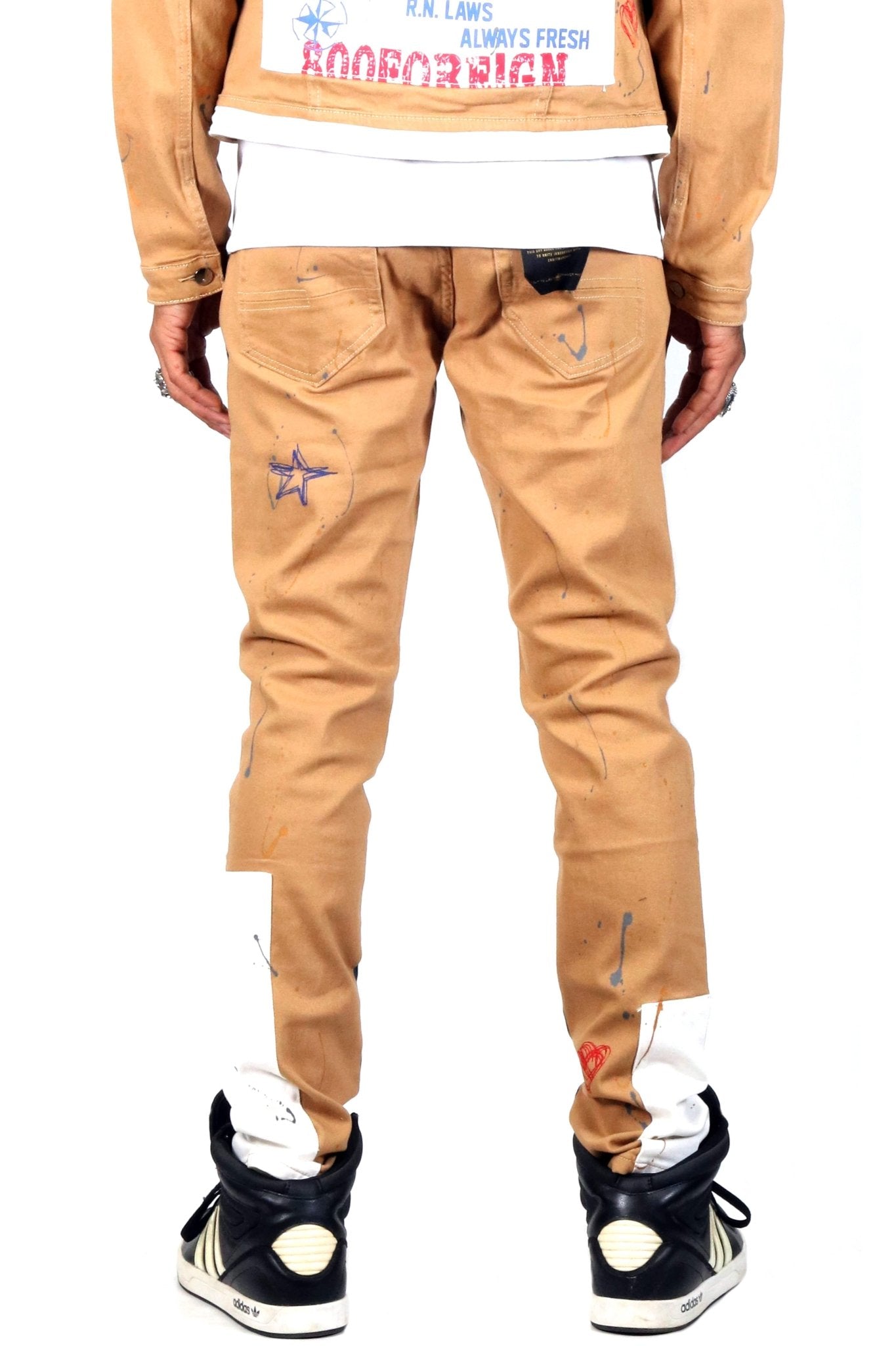 Pantalones ajustados de sarga elástica de algodón lavado con efecto madera, cortados y cosidos, con parches estampados gráficos de Antelope para hombre