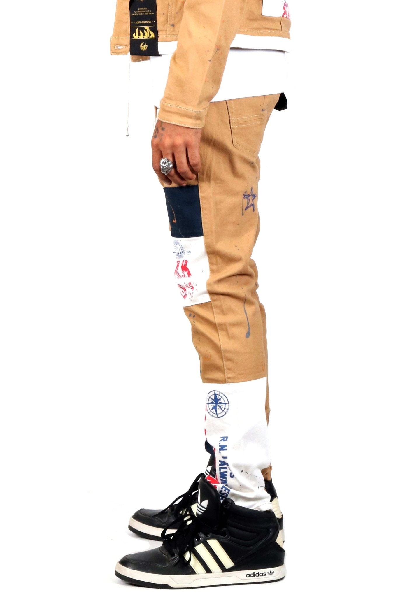 Pantalones ajustados de sarga elástica de algodón lavado con efecto madera, cortados y cosidos, con parches estampados gráficos de Antelope para hombre