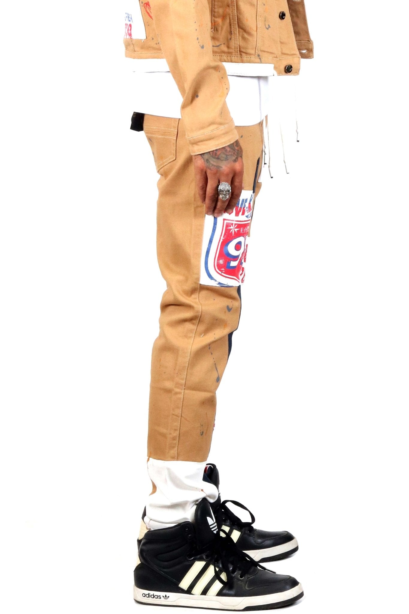 Pantalones ajustados de sarga elástica de algodón lavado con efecto madera, cortados y cosidos, con parches estampados gráficos de Antelope para hombre