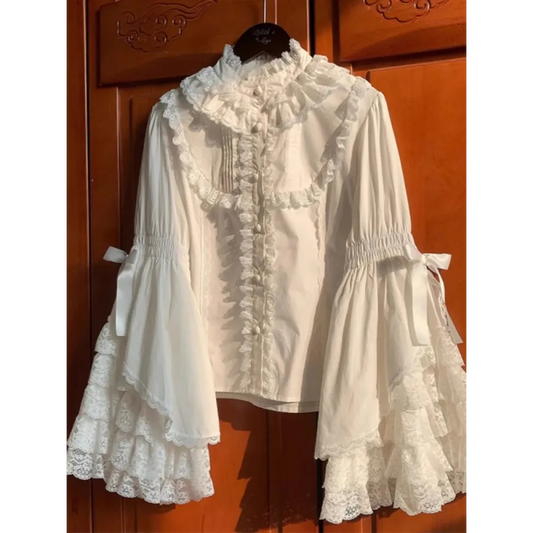 Blusa blanca Lolita con volantes de encaje
